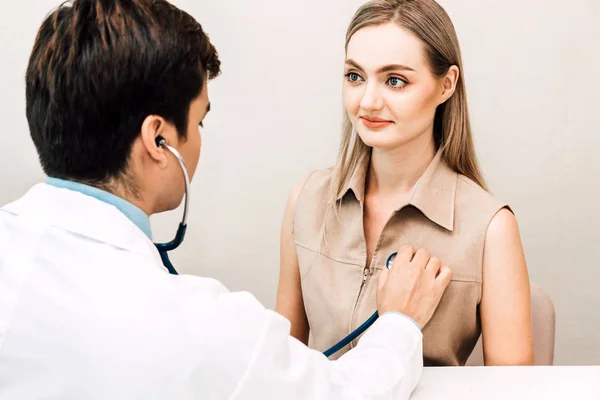 Medico Che Esamina Paziente Femminile Con Stetoscopio Ospedale Assistenza Sanitaria — Foto Stock