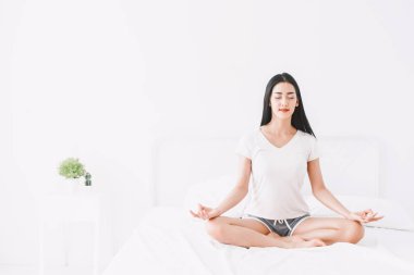 Yatak odasında evde yoga pratik kadın