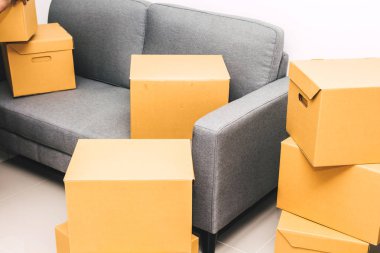 Divan yeni home.moving ev concept, karton kutu yığını