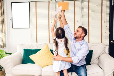 Babası ile eğleniyor ve evde kanepede birlikte kitap okumak küçük kızı. Aile sevgisi ve kavram