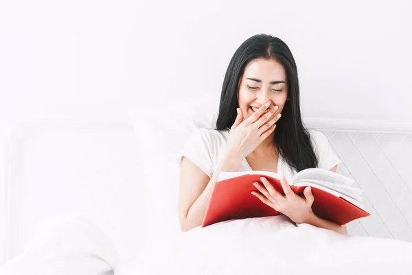 Donna Che Legge Libro Sul Letto Mattino — Foto Stock