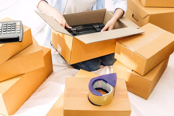 Mujer Joven Freelancer Trabajo Sme Negocio Línea Compras Embalaje Bolsa — Foto de Stock