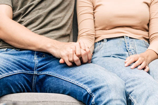 Foto Una Giovane Coppia Che Tiene Mano — Foto Stock