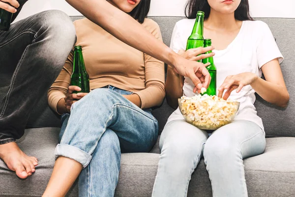 Grupo Amigos Comendo Pipocas Bebendo Cerveja Juntos Assistindo Sofá Casa — Fotografia de Stock