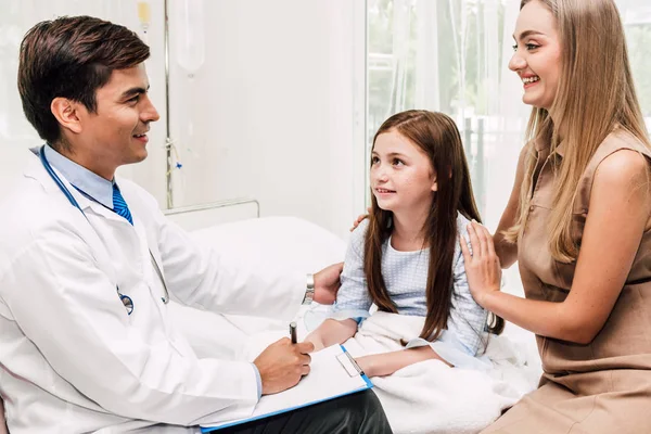 Arts Raadplegen Check Informatie Met Klein Meisje Moeder Het Ziekenhuis — Stockfoto