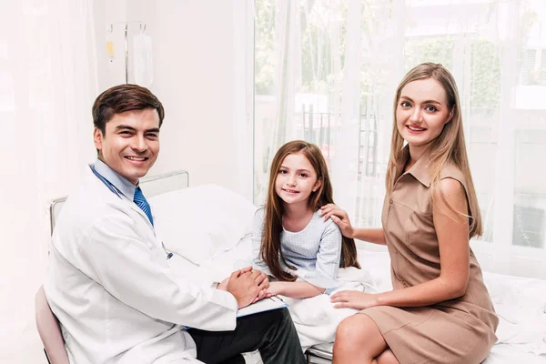 Médico Segurando Mão Menina Com Cuidado Mesa Médicos Hospital Healthcare — Fotografia de Stock