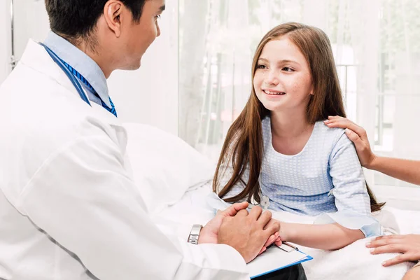 Arzt Hält Hand Kleines Mädchen Mit Sorgfalt Auf Dem Ärztetisch — Stockfoto
