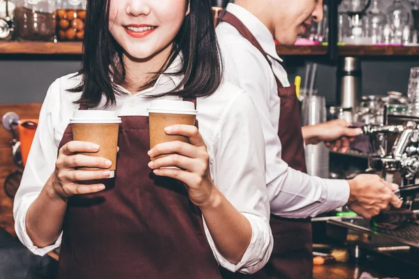 Vrouw Barista Koffiekopje Geven Aan Klant Café — Stockfoto