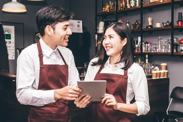 Porträt Eines Baristenpaares Das Einem Café Hinter Der Theke Steht — Stockfoto