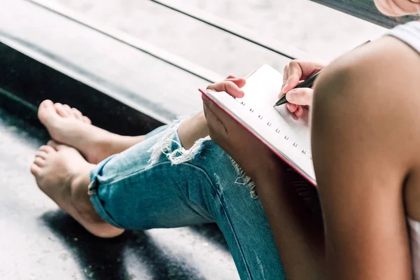 Kobieta Piórem Pisanie Notebook Siedząc Domu — Zdjęcie stockowe