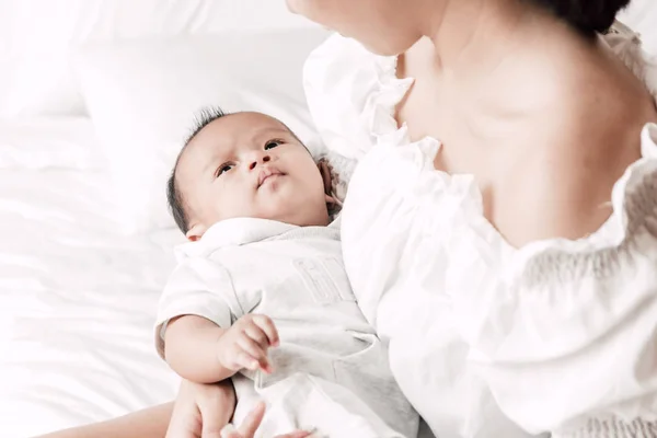 Madre Che Tiene Bambino Tra Braccia Una Camera Letto Amore — Foto Stock