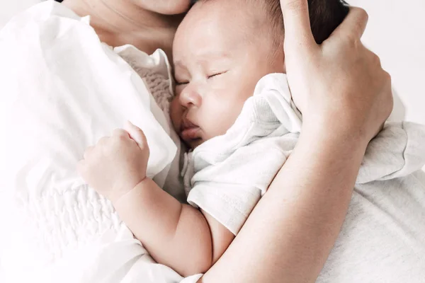 Madre Sosteniendo Bebé Sus Brazos Dormitorio Blanco Amor Por Concepto —  Fotos de Stock