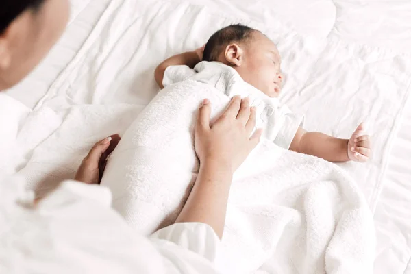 Mãe Segurando Mão Bebê Dormindo Cama Branca Amor Conceito Família — Fotografia de Stock