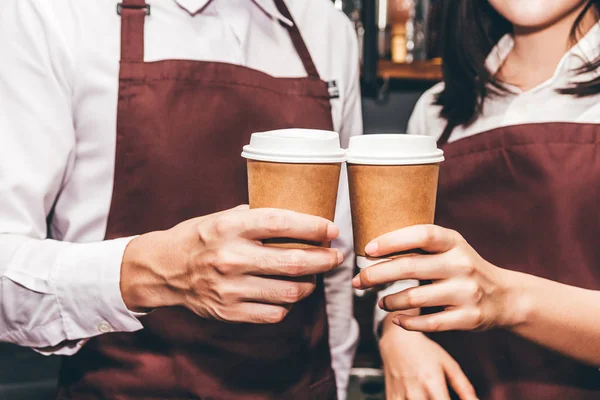 Barista Dando Taza Café Cliente Cafetería — Foto de Stock