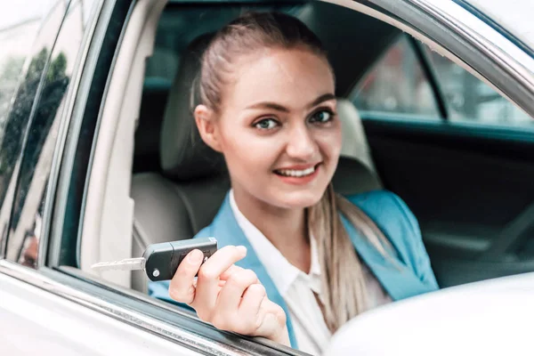 Business Woman Looking Camera Showing Car Keys While Sitting Car — Stock Photo, Image