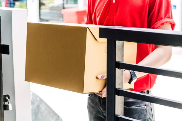 Levering Man Met Kartonnen Doos Buurt Van Huis Van Klant — Stockfoto