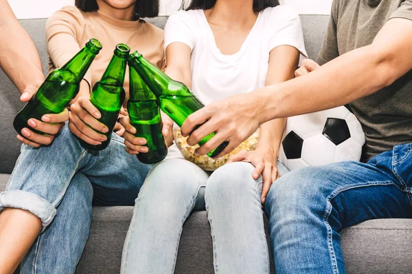 ポップコーンを食べて ビールを一緒に飲むと自宅のソファでサッカーの試合を見ている友人のグループです 友情とパーティーのコンセプト — ストック写真