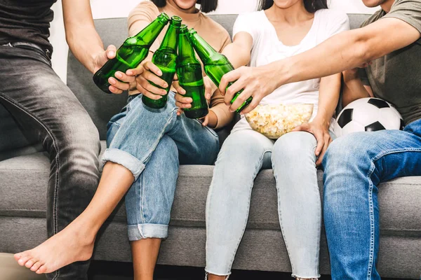 Grupo Amigos Comendo Pipocas Bebendo Cerveja Juntos Assistindo Jogo Futebol — Fotografia de Stock