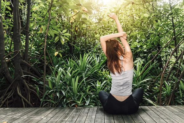 Donna Allungare Braccia Rilassarsi Godere Con Natura Verde Aria Fresca — Foto Stock