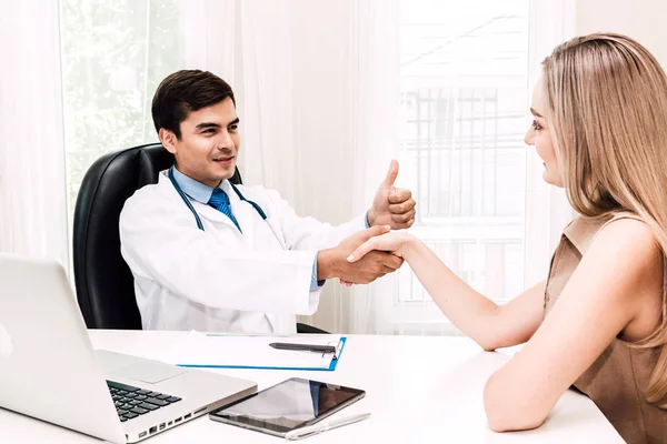Dokter Schudt Hand Met Een Patiënt Hospital Healthcare Geneeskunde — Stockfoto