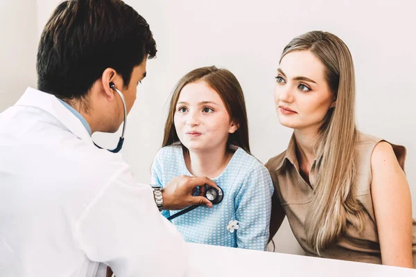 Médico Examinando Menina Com Estetoscópio Hospital Saúde Medicina — Fotografia de Stock