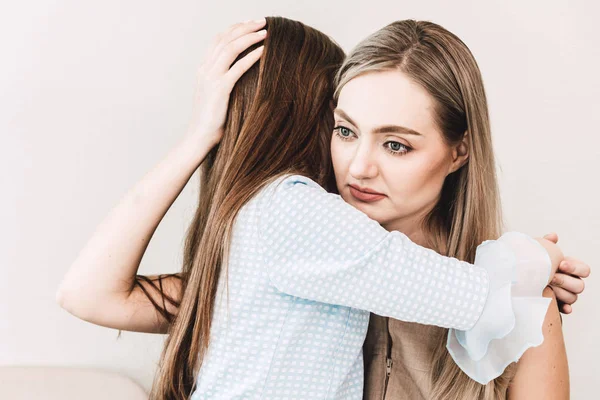 Moeder Dochter Knuffelen Glimlachen Liefde Van Familie Concept — Stockfoto