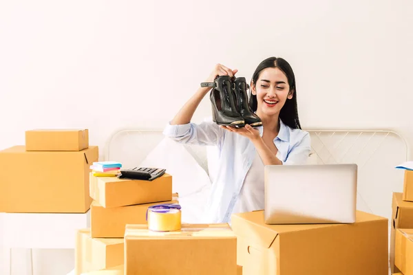 Jonge Vrouw Freelancer Werkt Mkb Bedrijf Online Winkelen Verpakking Schoenen — Stockfoto