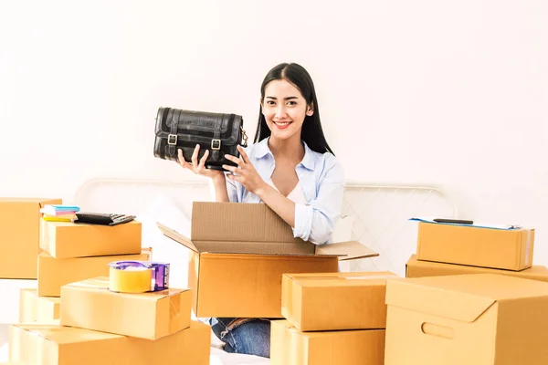 Mujer Joven Freelancer Trabajo Sme Negocio Línea Compras Embalaje Bolsa — Foto de Stock