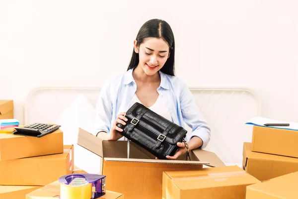 Jonge Vrouw Freelancer Werkt Mkb Bedrijf Online Winkelen Verpakking Vrouw — Stockfoto