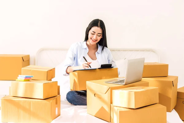 Mujer Joven Freelancer Trabajando Lista Verificación Por Escrito Con Caja — Foto de Stock