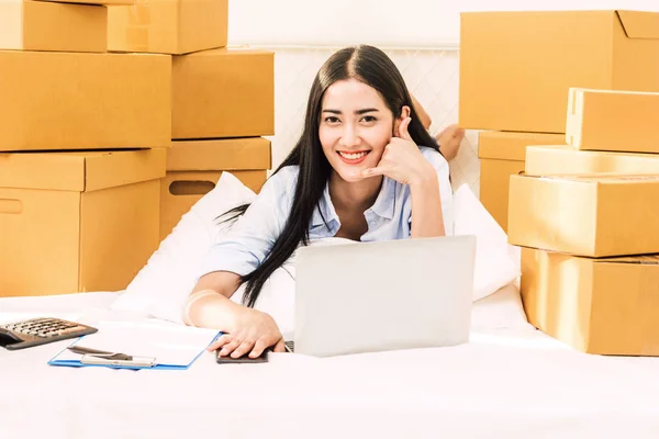 Young Woman Freelancer Working Use Laptop Computer Cardboard Box Bed — Stock Photo, Image