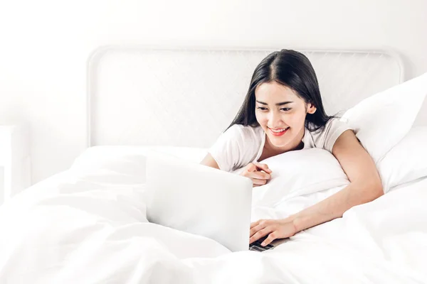 Mujer Feliz Relajarse Usar Ordenador Portátil Digital Cama Home Woman —  Fotos de Stock