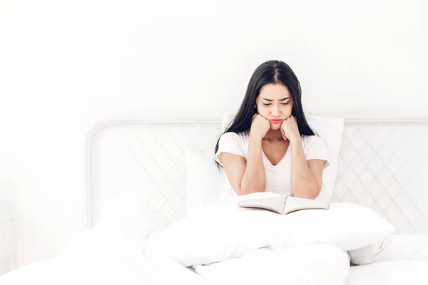 Женщина Читает Книгу Кровати Утрам — стоковое фото