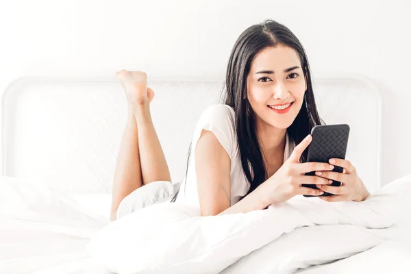 Donna Felice Rilassarsi Utilizzando Smartphone Sul Letto Home Woman Controllare — Foto Stock