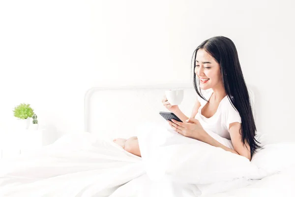 Donna Felice Rilassarsi Utilizzando Smartphone Sul Letto Home Woman Controllare — Foto Stock