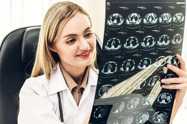 Médecin Féminin Regardant Une Photo Radiographique Hôpital — Photo