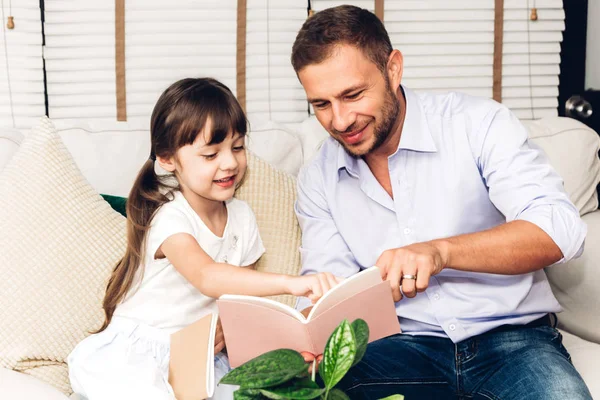 Pai Com Filhinha Divertindo Ler Livro Juntos Sofá Casa Amor — Fotografia de Stock