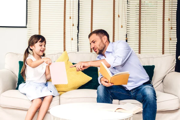 Padre Con Figlioletta Che Diverte Legge Insieme Libro Sul Divano — Foto Stock