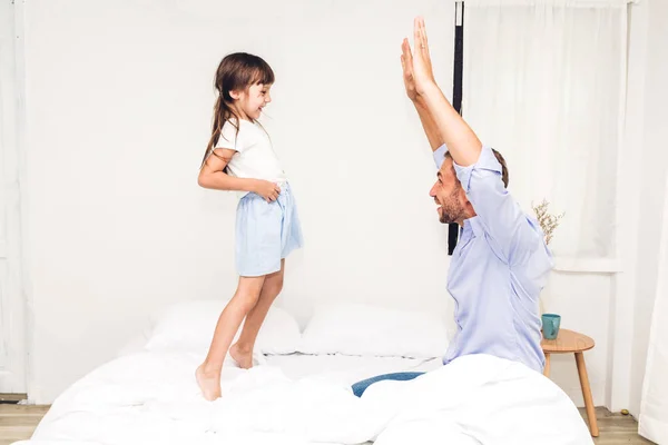 Padre Con Hija Pequeña Divirtiéndose Jugando Juntos Cama Casa Amor — Foto de Stock