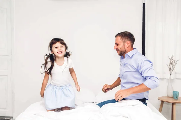 Padre Con Hija Pequeña Divirtiéndose Jugando Juntos Cama Casa Amor — Foto de Stock