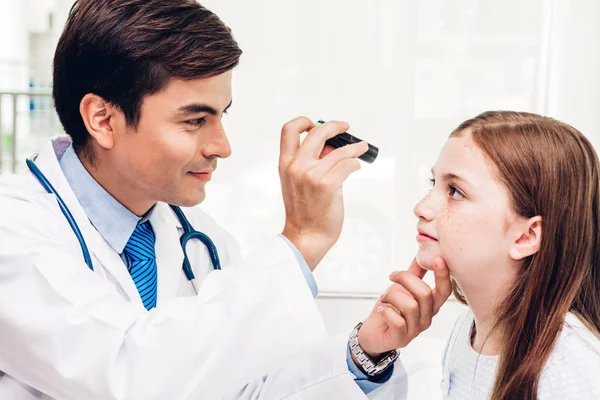 Controllo Medico Visita Oculistica Con Bambina Ospedale Sanità Medicina — Foto Stock