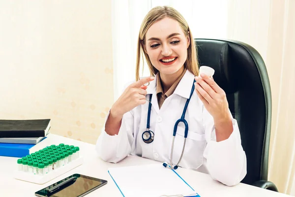 Médecin Stéthoscope Travaillant Hôpital — Photo