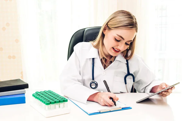 Médico Estetoscopio Femenino Que Trabaja Con Tablat Computer Hospital Healthcare — Foto de Stock