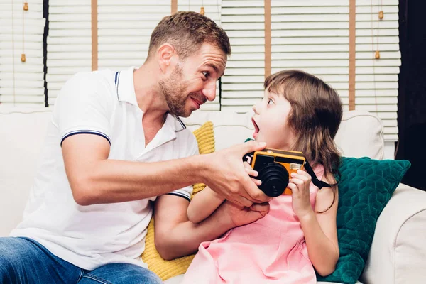 Padre Con Figlioletta Divertirsi Giocare Insieme Sul Divano Casa Amore — Foto Stock