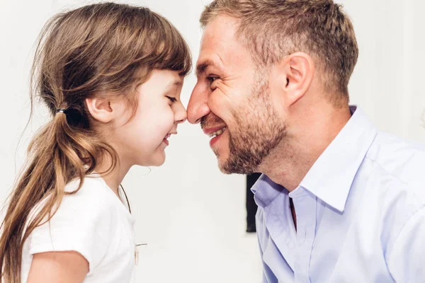 Bambina Con Papà Sorridente Toccante Naso Insieme Casa Amore Famiglia — Foto Stock