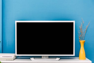 Akıllı Tv mockup modern oturma odasında mavi duvar arka plan üzerinde