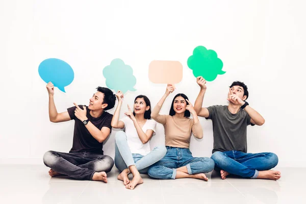 Group Friends Holding Speech Bubble Icon — Stock Photo, Image