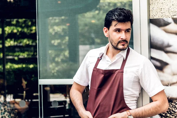 Porträt Eines Hübschen Kleinunternehmensbesitzers Der Vor Dem Café Oder Café — Stockfoto