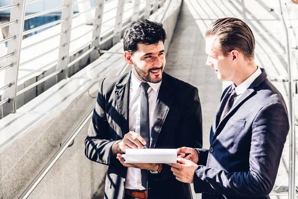 Immagine Due Partner Commerciali Che Parlano Lavorano Insieme Mentre Discutono — Foto Stock