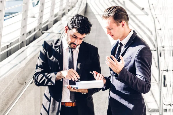 Imagen Dos Socios Negocios Hablando Trabajando Juntos Mientras Discuten Nueva — Foto de Stock